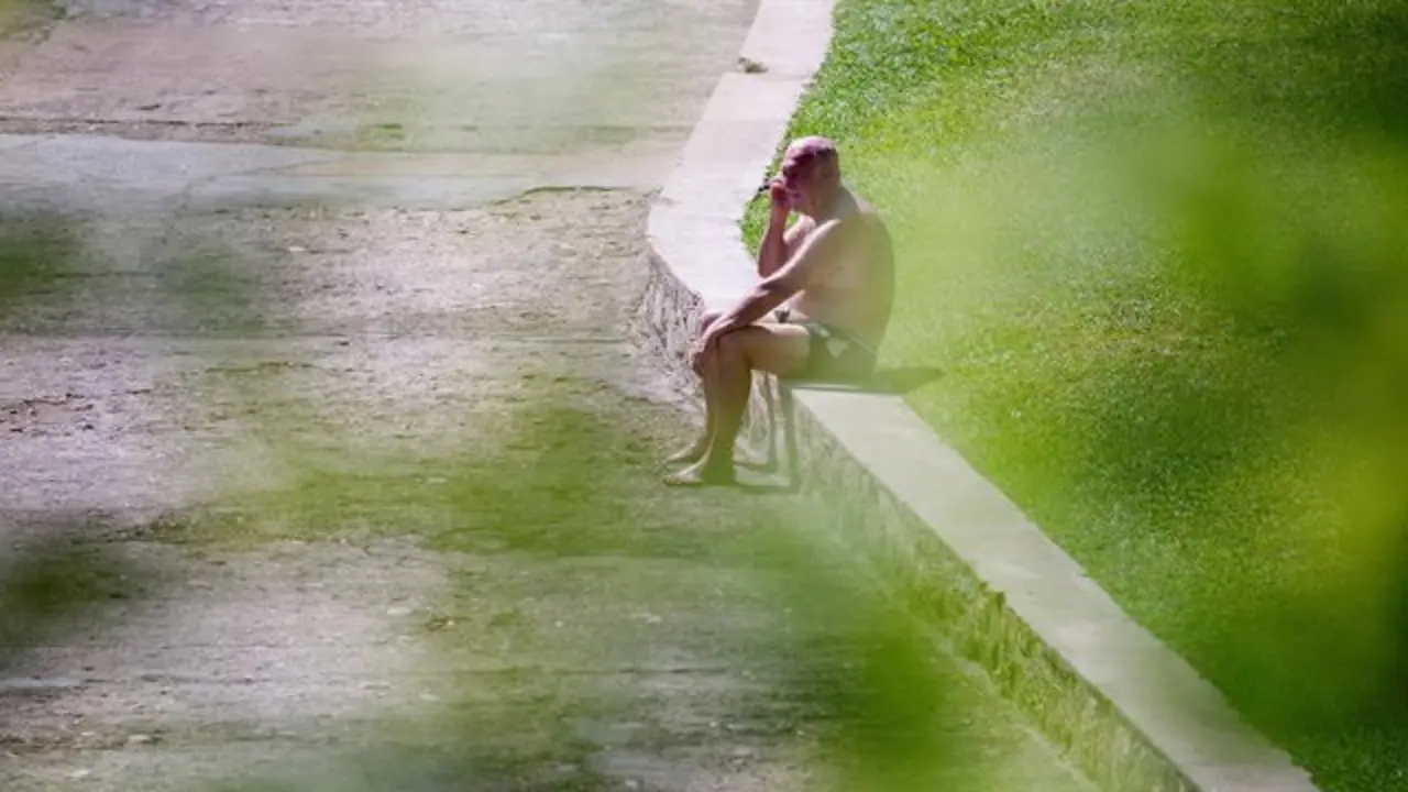 Un hombre toma el sol. BRAIS LORENZO