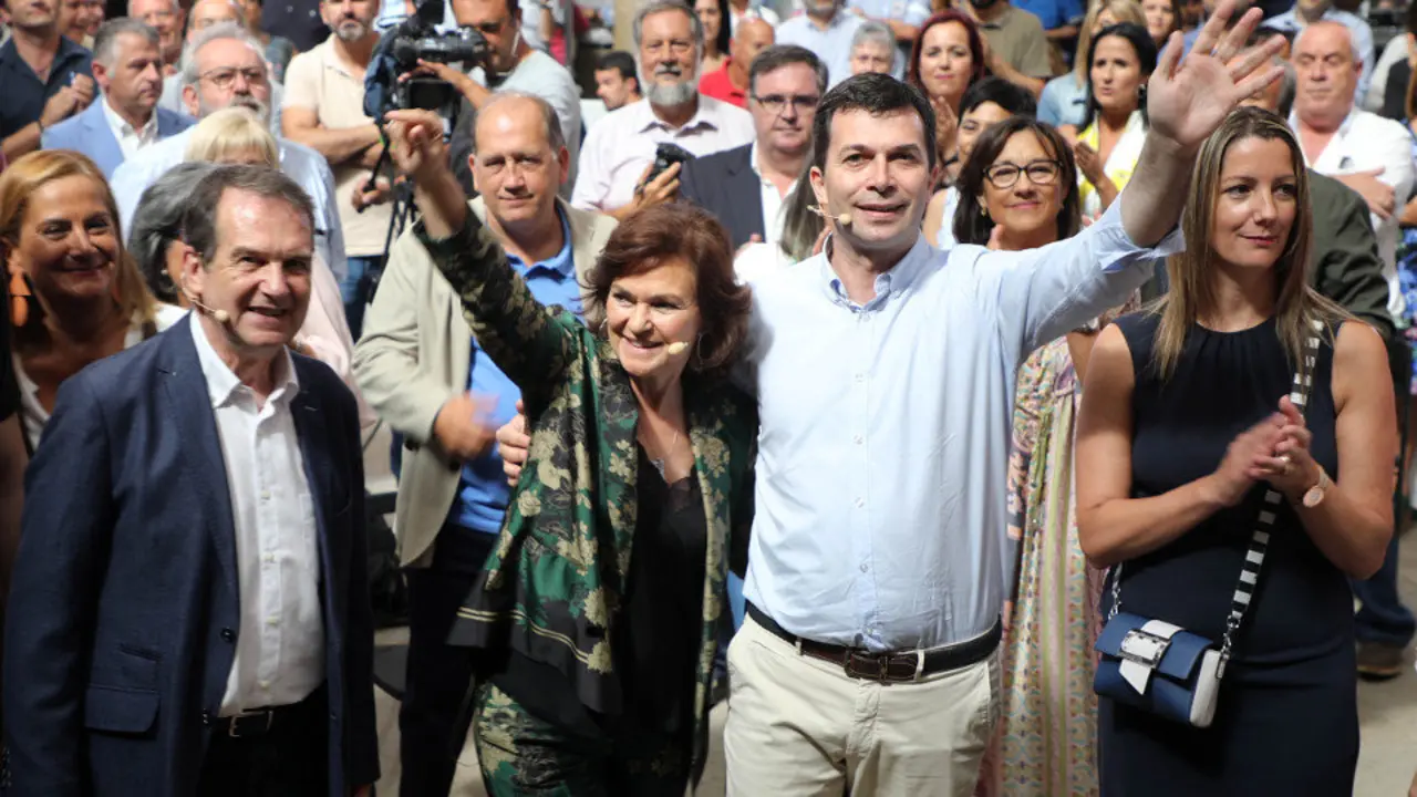 Calvo y Gonzalo Caballero escoltados por Abel Caballero y Lara Méndez. PEPE FERRÍN