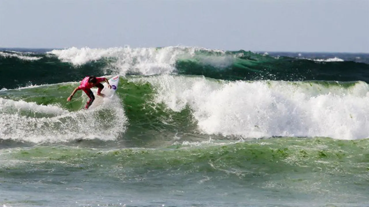 Surfista en el Pantín Classic. EFE
