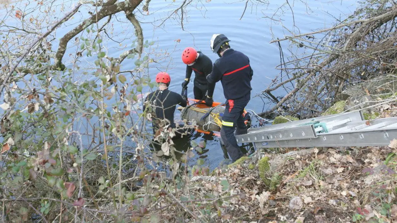 Bomberos de Chantada, en un rescate de un ahogamiento en el Miño en 2016. AEP