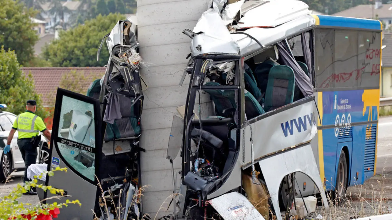 Estado en el que ha quedado el autobús de línea de la compañía Alsa. ALBERTO MORANTE (EFE)