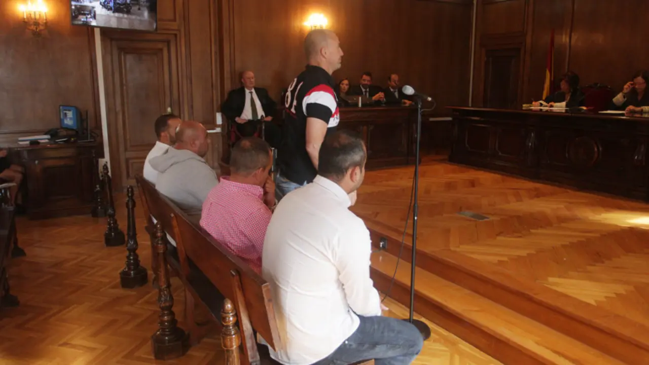 Los acusados por el laboratorio de coca de Cambados, en el juicio. DAVID FREIRE