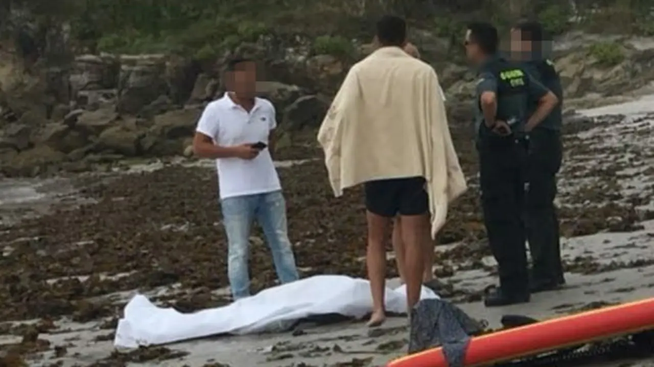 Cuerpo de la mujer rescatado del agua en San Cibrao. EP