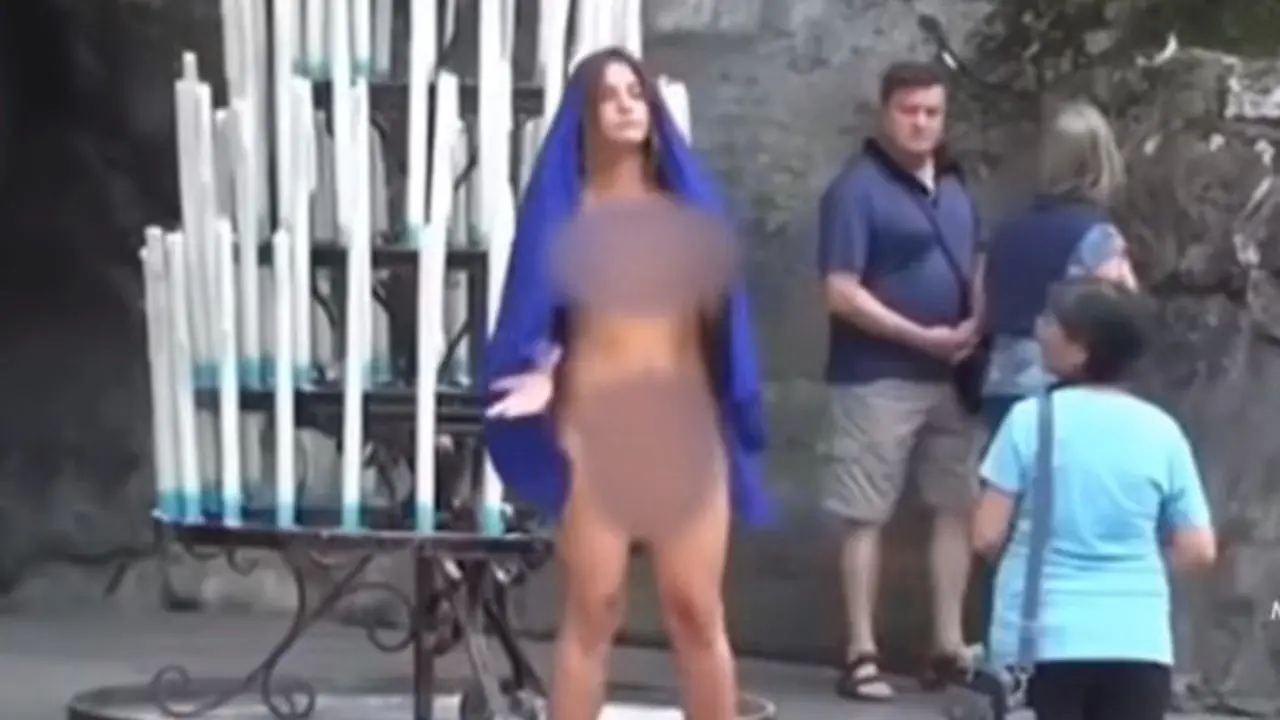 A artista Déborah de Robertis en Lourdes. YOUTUBE