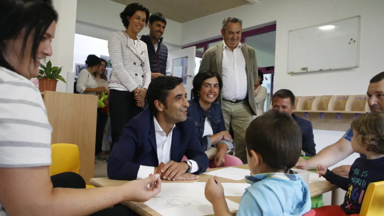 Rey Varela visitó este miércoles la escuela A Galiña Azul de Mondoñedo. IRIA LV