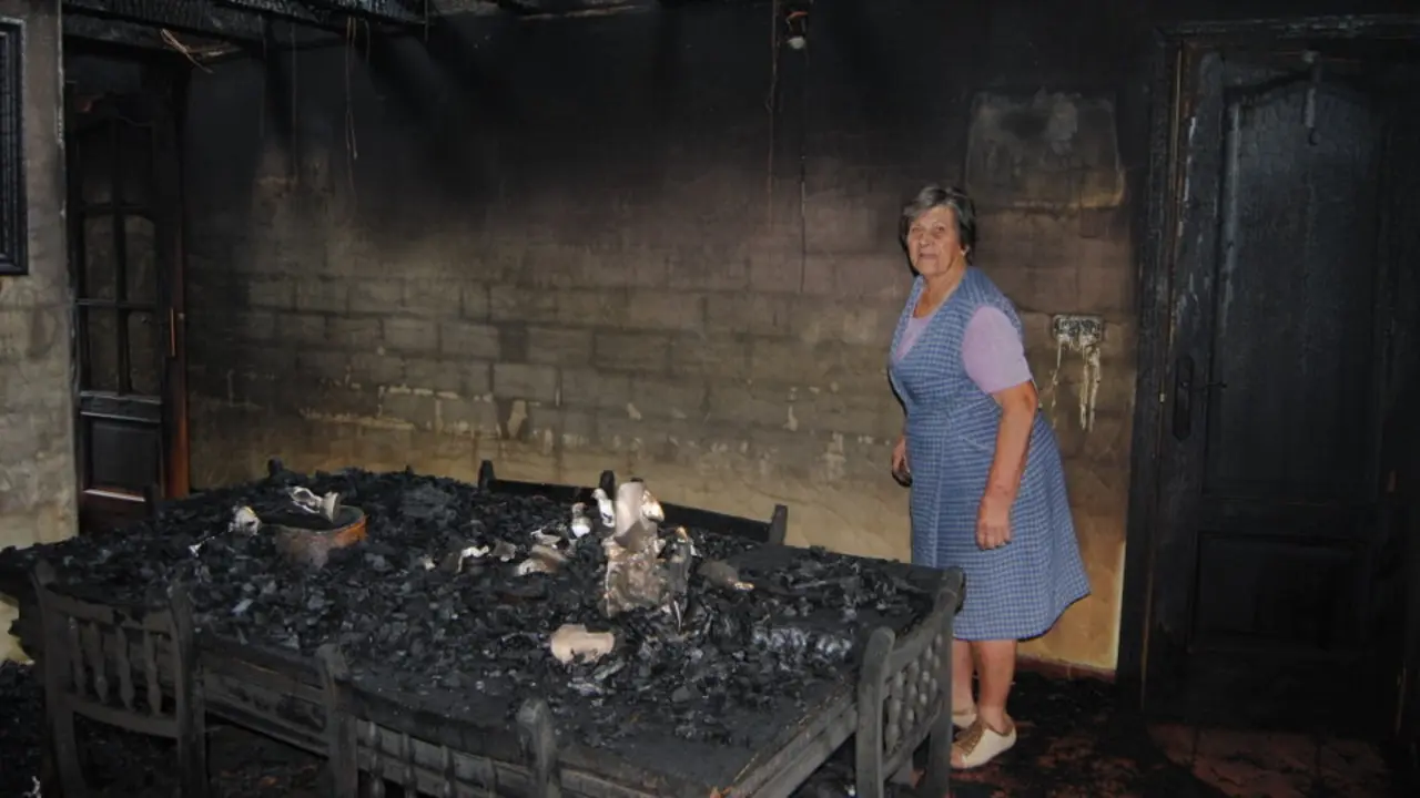 Consuelo López, de 81 años, en su destrozada casa en Padriñán. VILA