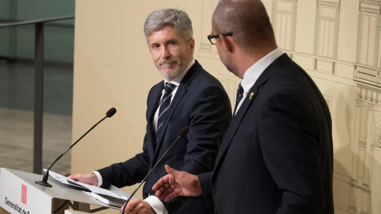 Fernando Grande-Marlaska y Miquel Buch durante la rueda de prensa que han ofrecido tras la reunión de la Junta de Seguridad de Cataluña. MARTA PÉREZ (EFE)