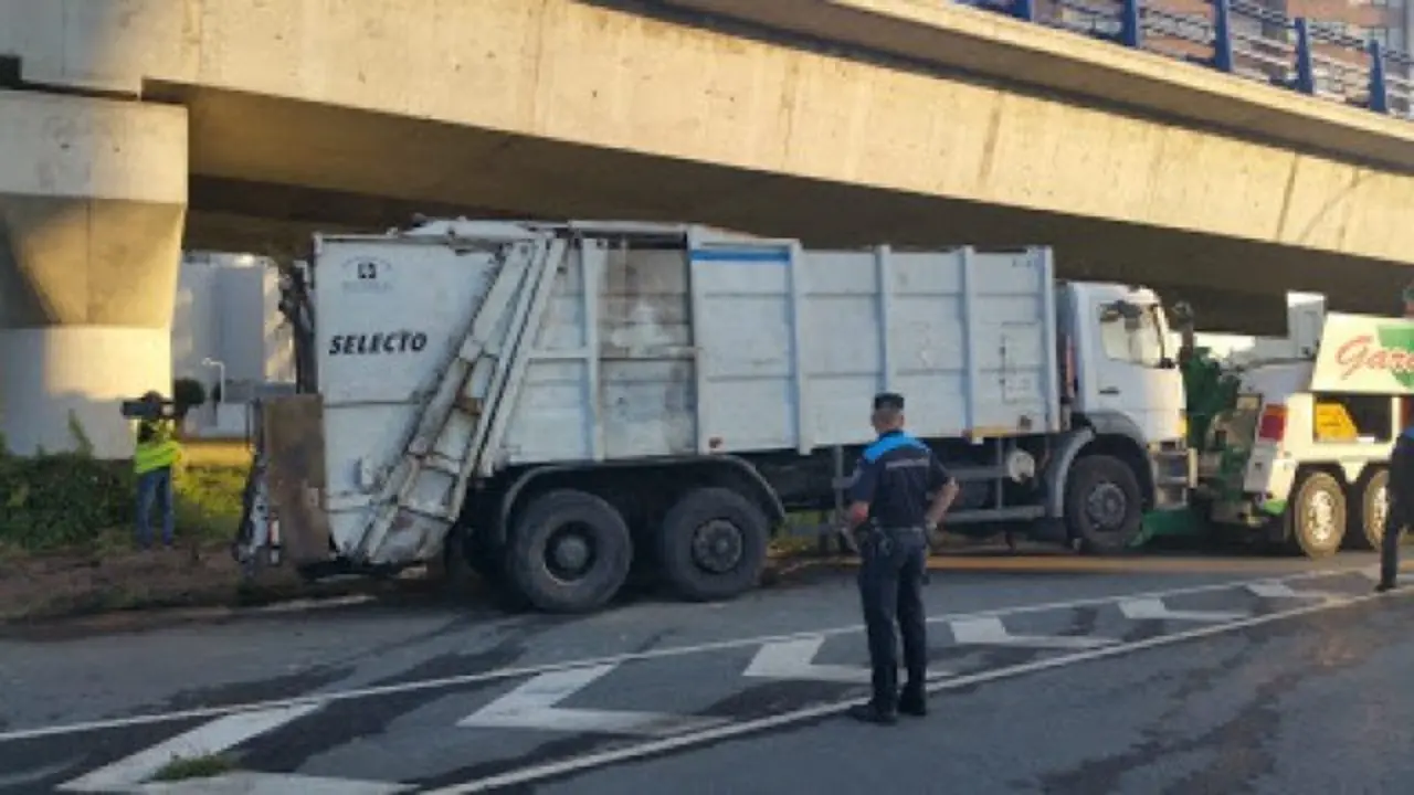Hizo falta una gr&uacute;a para retirar el veh&iacute;culo siniestrado. TVG