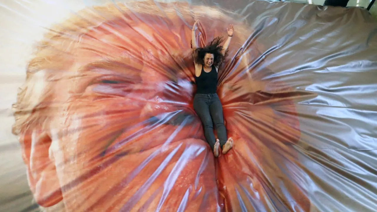 Inés Bermenjo, miembro de producción del Getxophoto, tras lanzarse a la colchoneta de Donald Trump. LUIS TEJIDO (EFE)