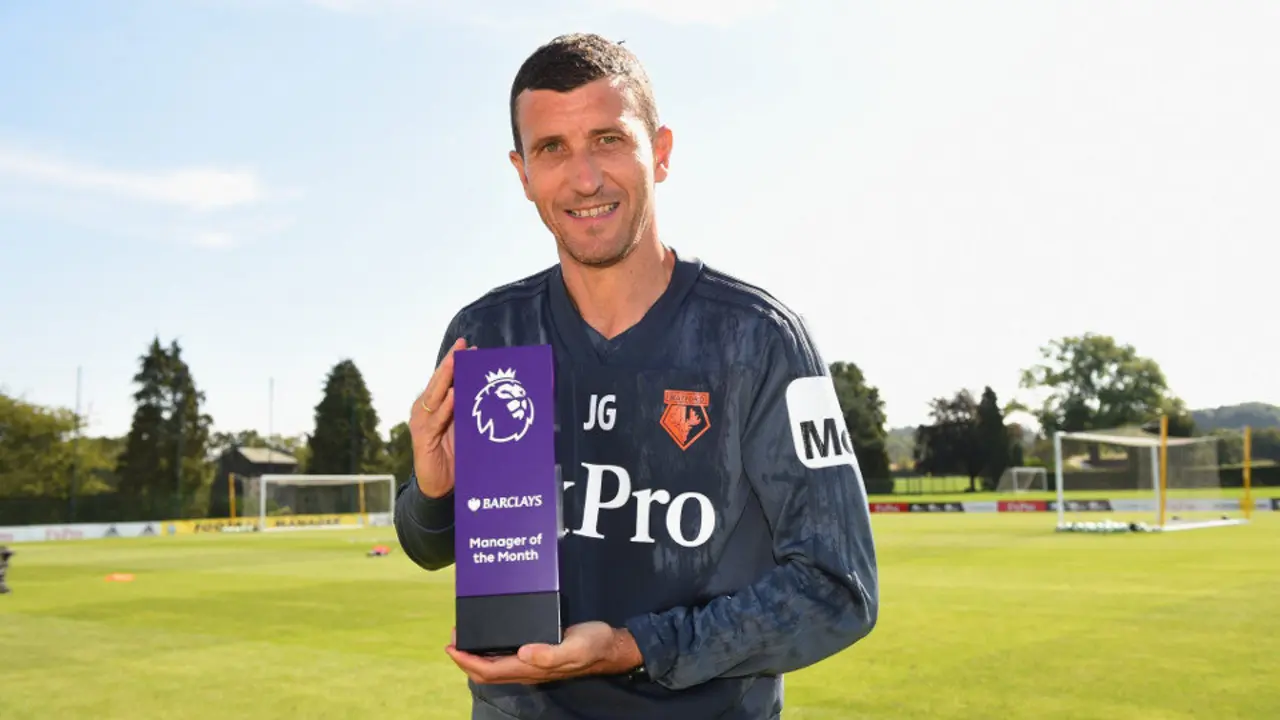 Javi Gracia posa con el premio. PREMIER LEAGUE