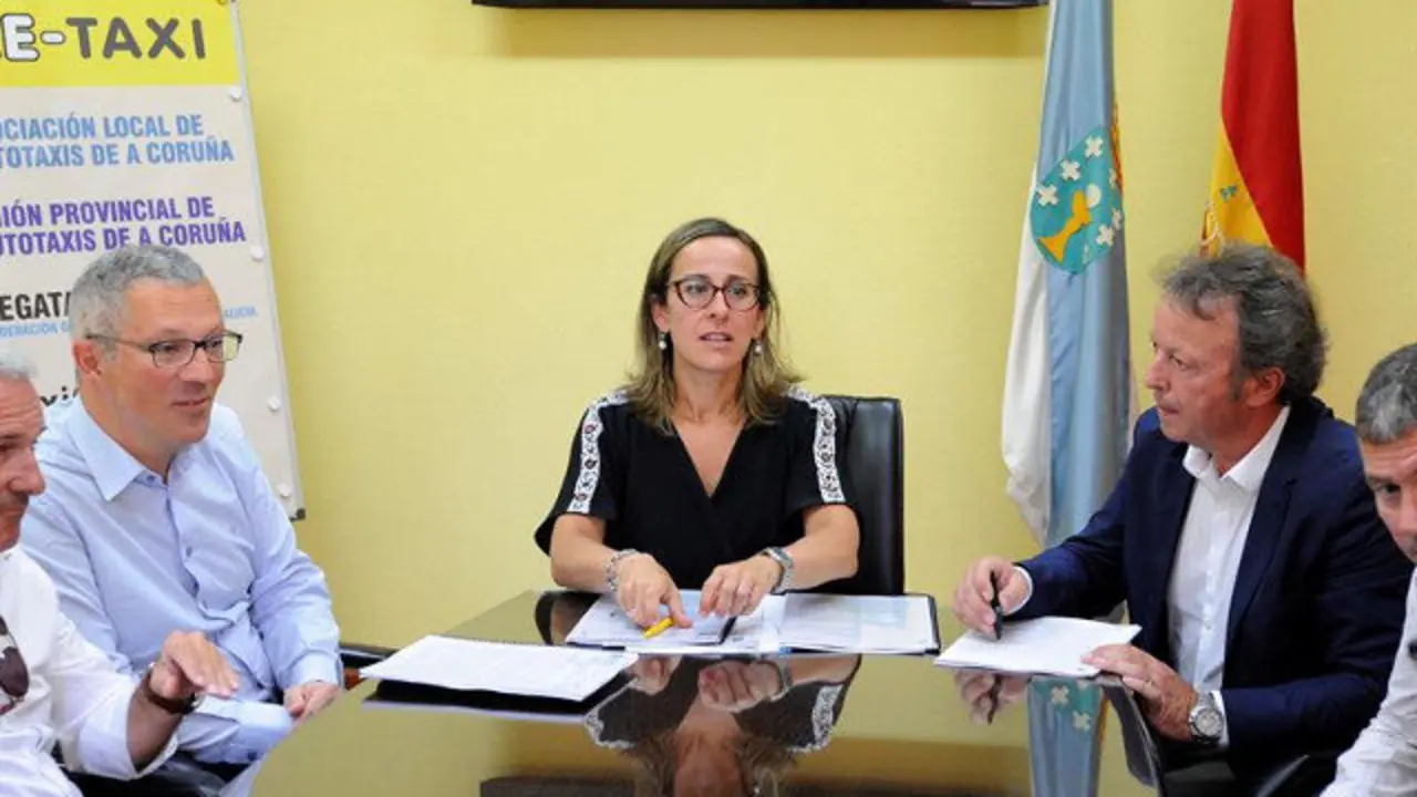 Ethel Vázquez, o presidente de Fegataxi, Manuel Quindimil (d), e o director xeral de Mobilidade, Ignacio Mestre (i). MONCHO FONTES (EFE)