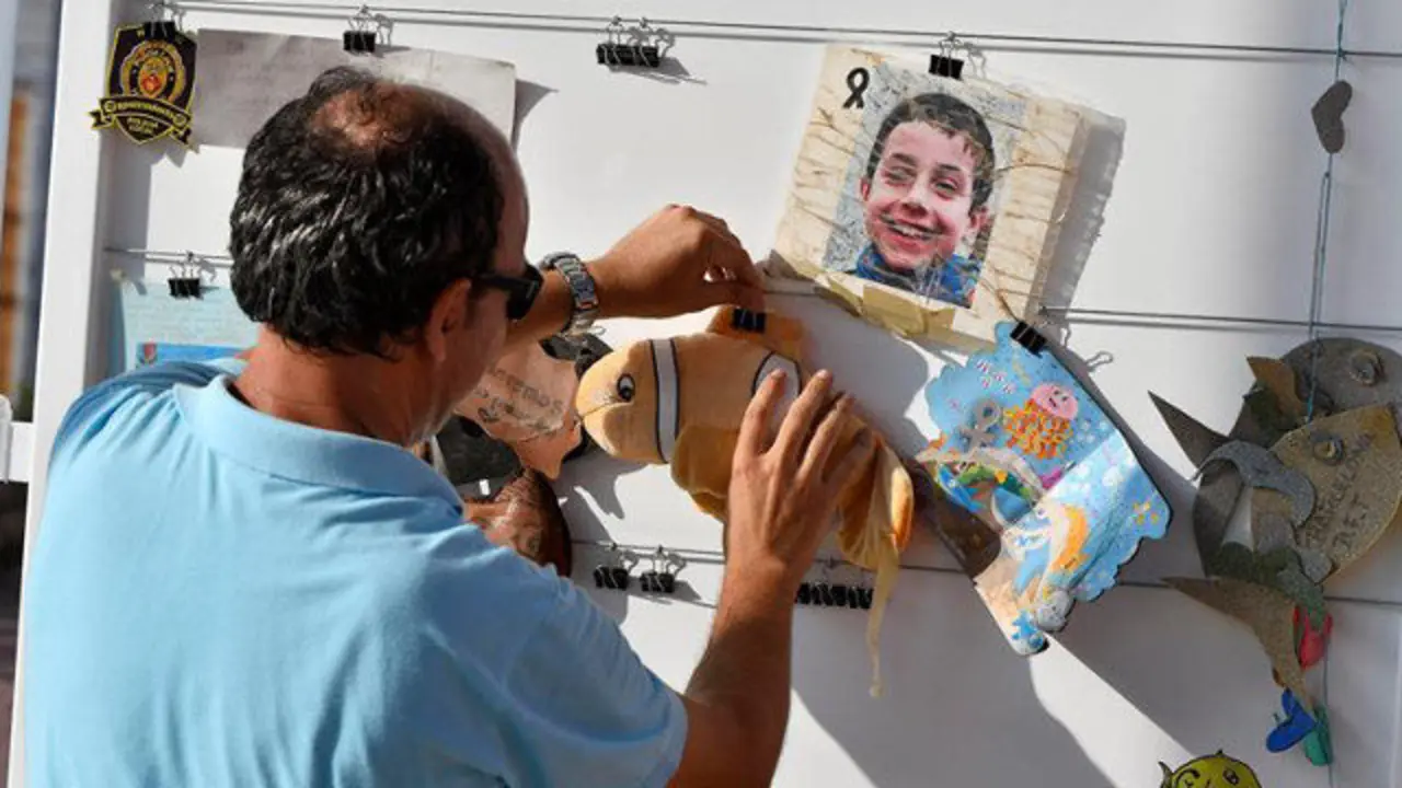 Retirada de enseres en recuerdo a Gabriel Cruz EFE