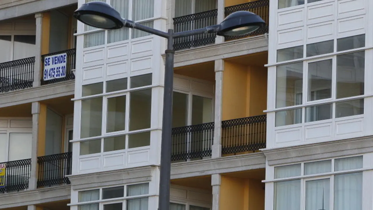 Un edificio en venta, en Foz, hace años. JOSÉ Mª  ÁLVEZ (ARCHIVO)