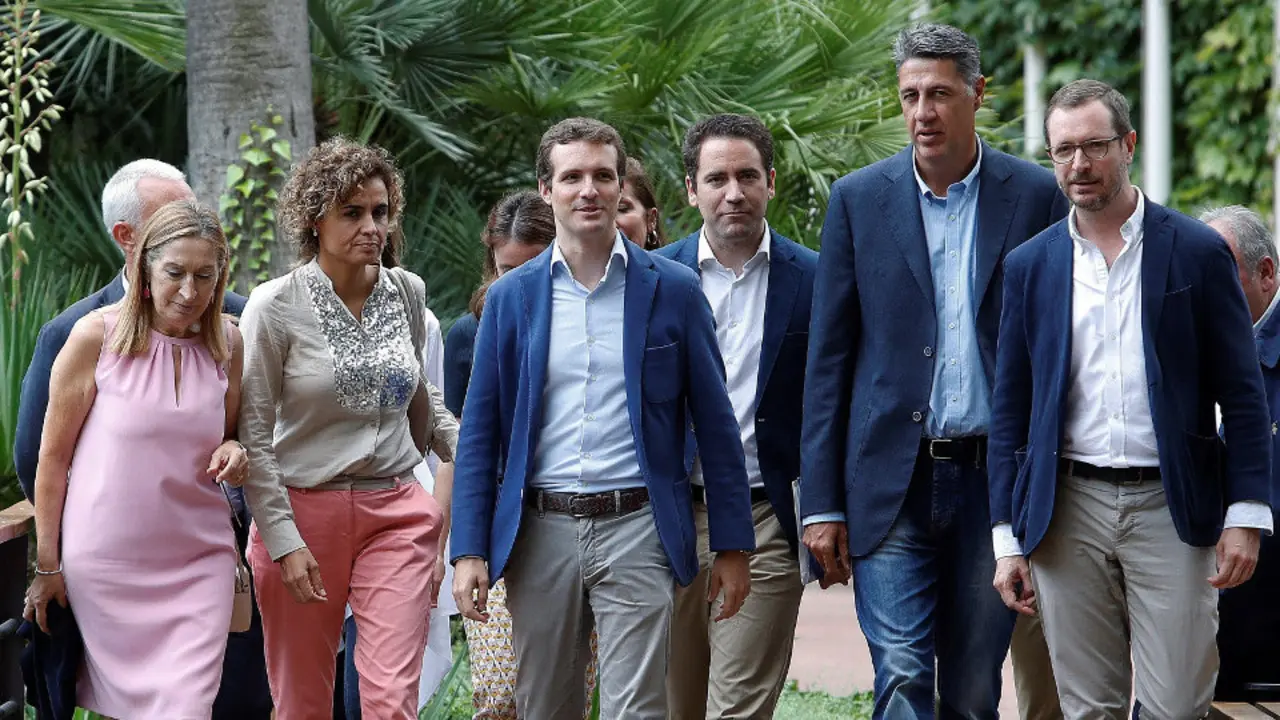 Pablo Casado, rodeado de Ana Pastor, Dolors Montserrat, Teodoro García Egea, Xavier García Albiol y Javier Maroto, a su llegada a la Junta Directiva Nacional. TONI ALBIR (Efe)