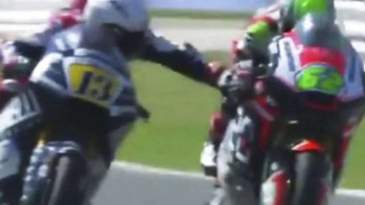 Fenati toca la maneta de Manzi. EP