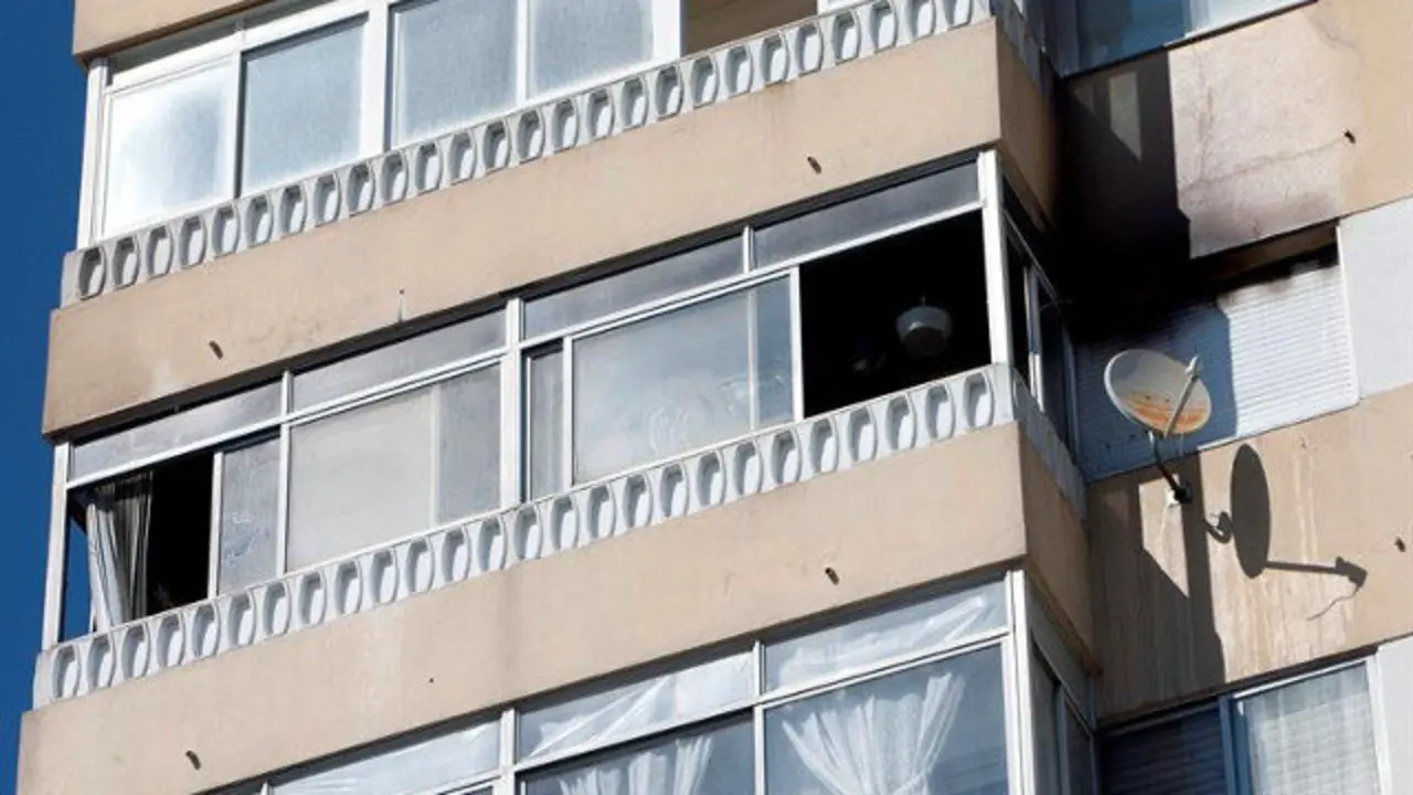 Vista do piso onde se iniciou o incendio no edificio do número 35 da Avenida do Aeroporto en Vigo. SALVADOR SAS (EFE)