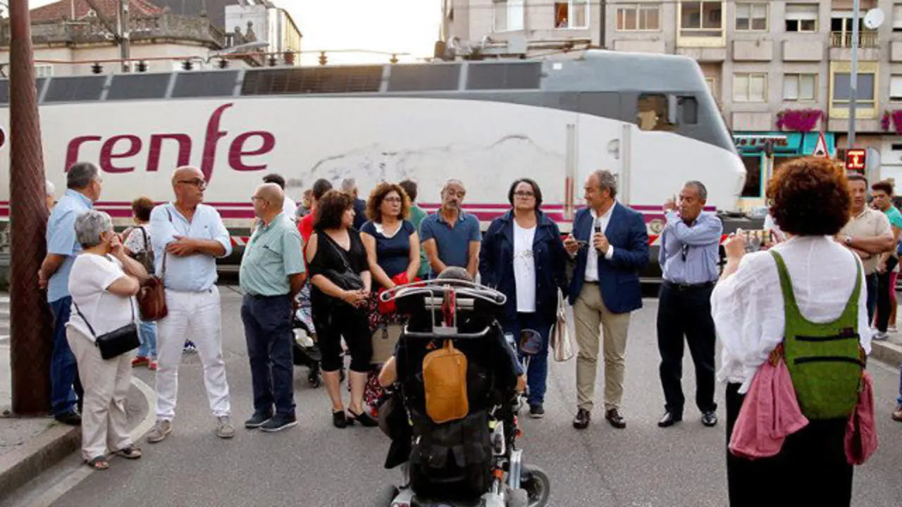 La concentración junto al paso a nivel de O Porriño para recordar a las víctimas del accidente SALVADOR SAS