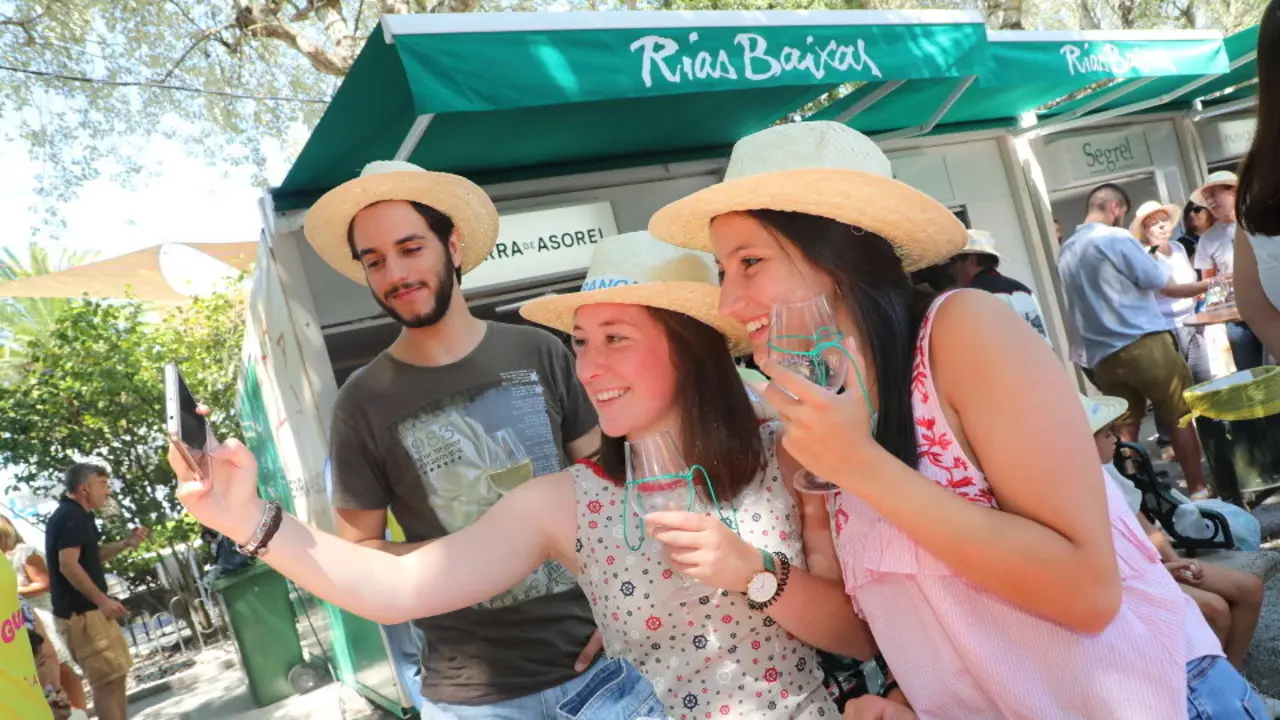 Asistentes á última edición da Festa do Albariño. JOSÉ LUIZ OUBIÑA