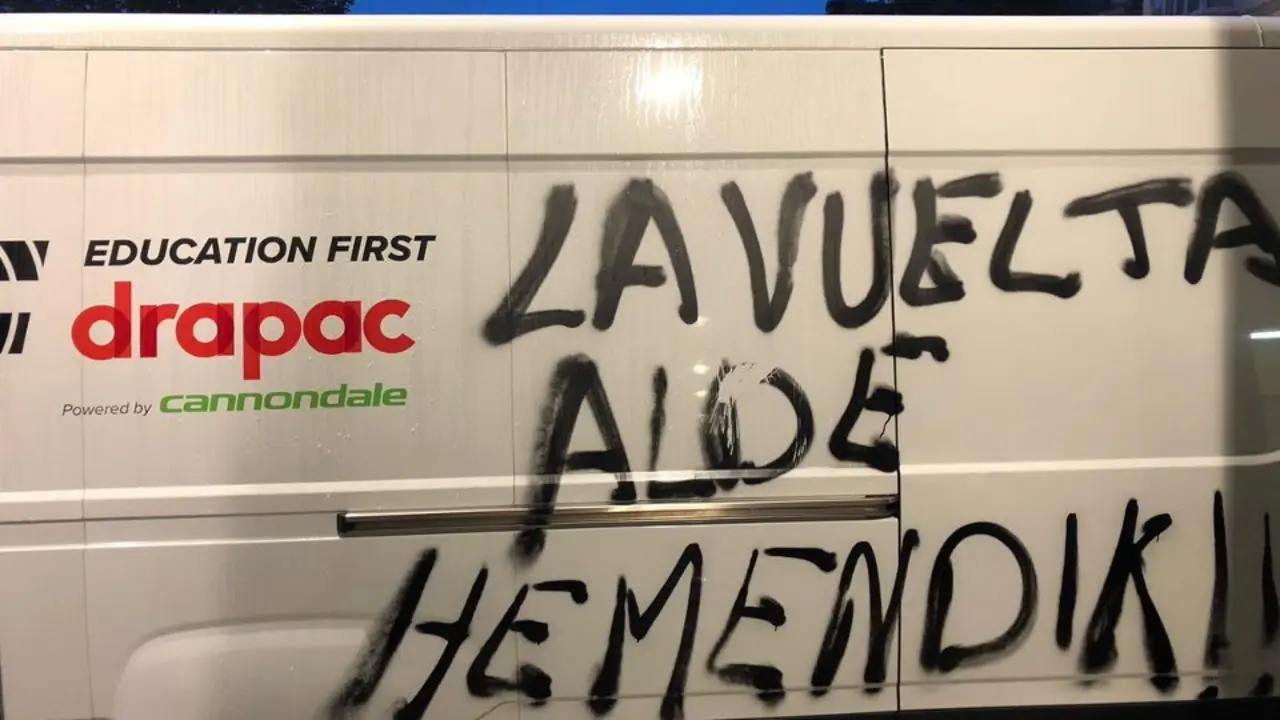 Pintadas contra la Vuelta en uno de los vehículos de la caravana oficial. TWITTER