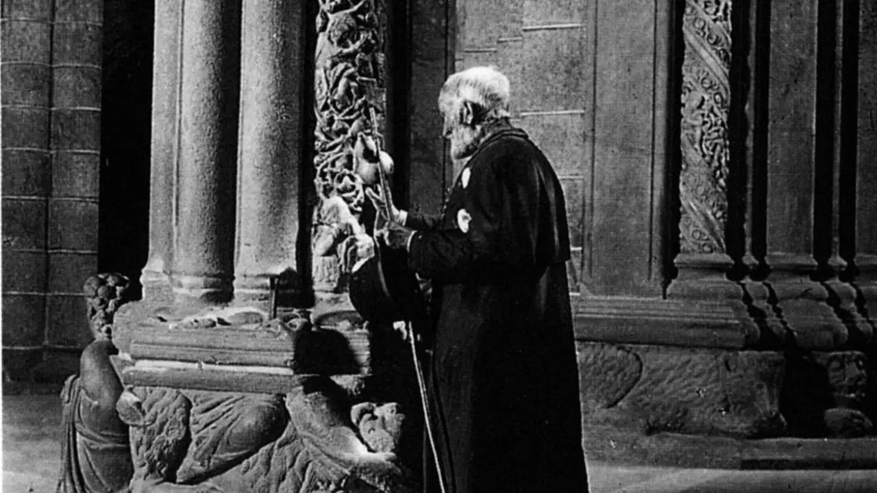 Un peregrino no P&oacute;rtico da Gloria. EP