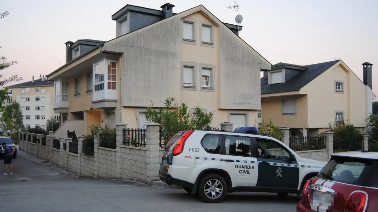 Un vehículo de la Guardia Civil, ante la vivienda que sufrió el robo. PORTO