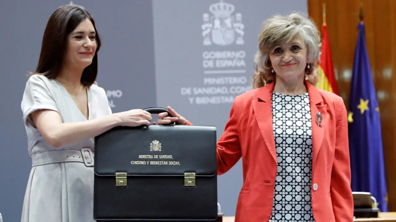 María Luisa Carcedo, tras recibir la cartera de Sanidad, Consumo y Bienestar Social, de manos de la exministra, Carmen Montón. JUAN CARLOS HIDALGO (EFE)