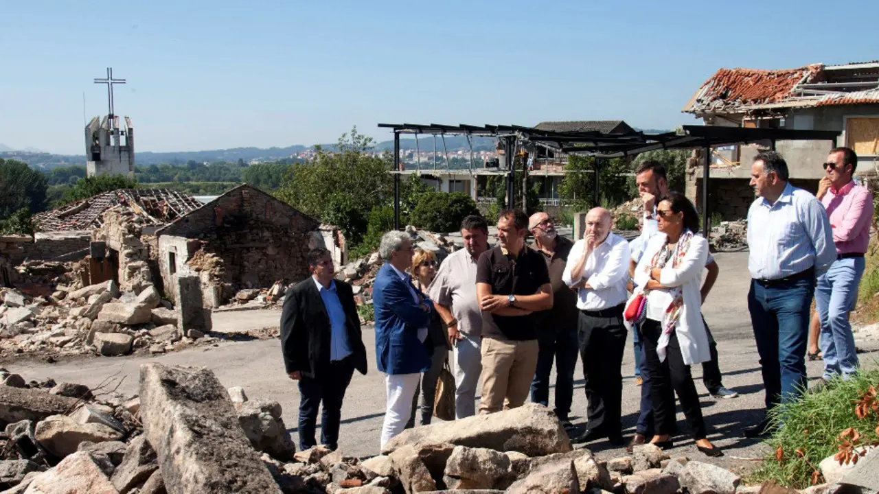 El delegado del Gobierno en Galicia, Javier Losada, visita la zona cero de la explosión de Paramos, en Tui .SALVADOR SAS
