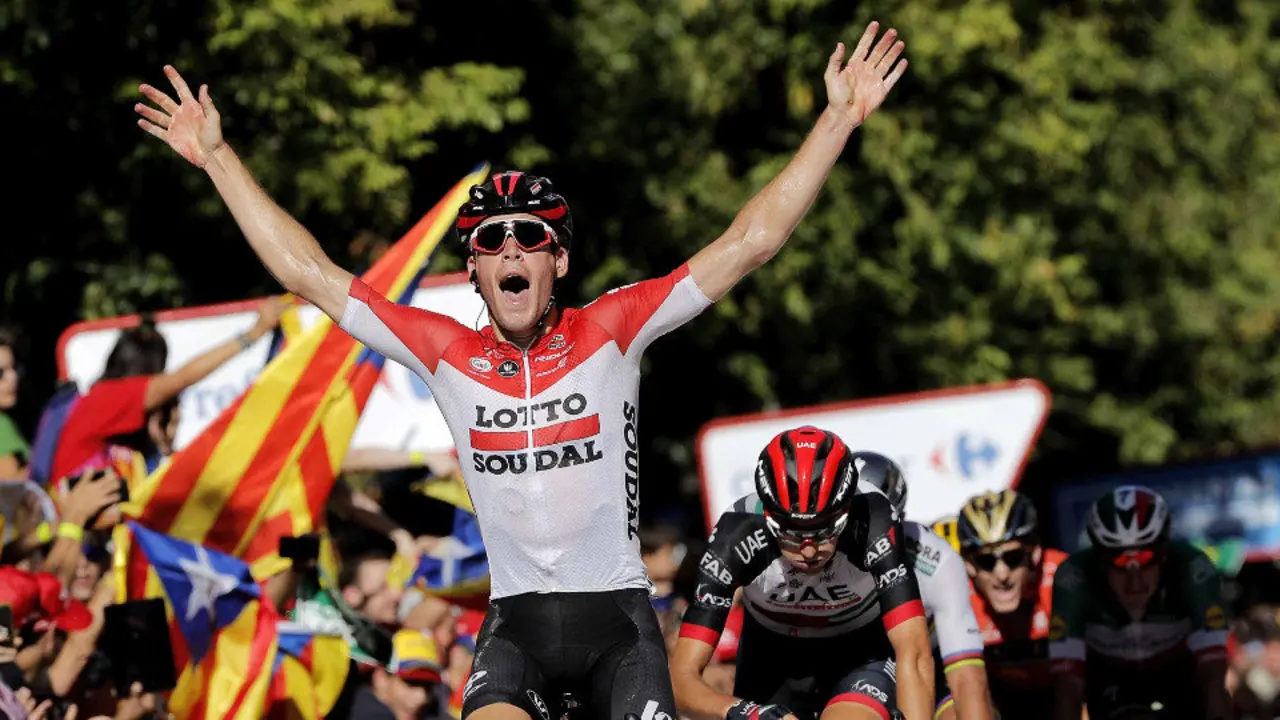 El ciclista belga Jelle Wallays se impone vencedor de la decimoctava etapa de la Vuelta ciclista disputada entre Ejea de los Caballeros y Lleida. MANUEL BRUQUE (EFE)
