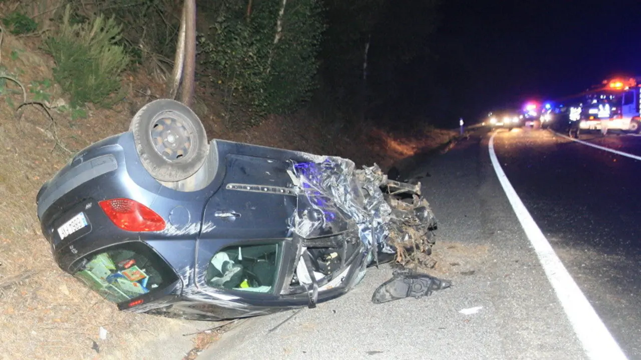 Uno de los coches implicados en el brutal choque de la N-540 en Chantada. ANA SOMOZA