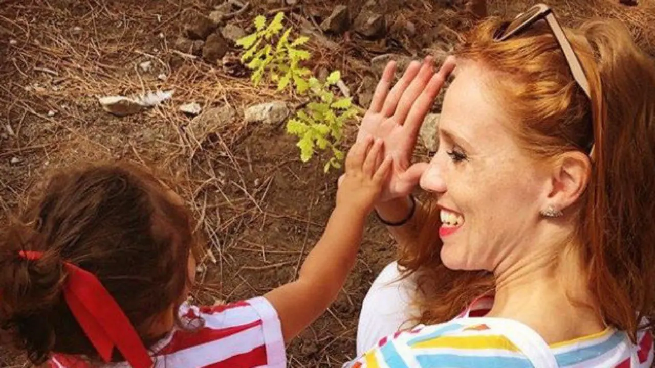 La actriz María Castro acompañada de su hija tras reforestar el monte. INSTAGRAM