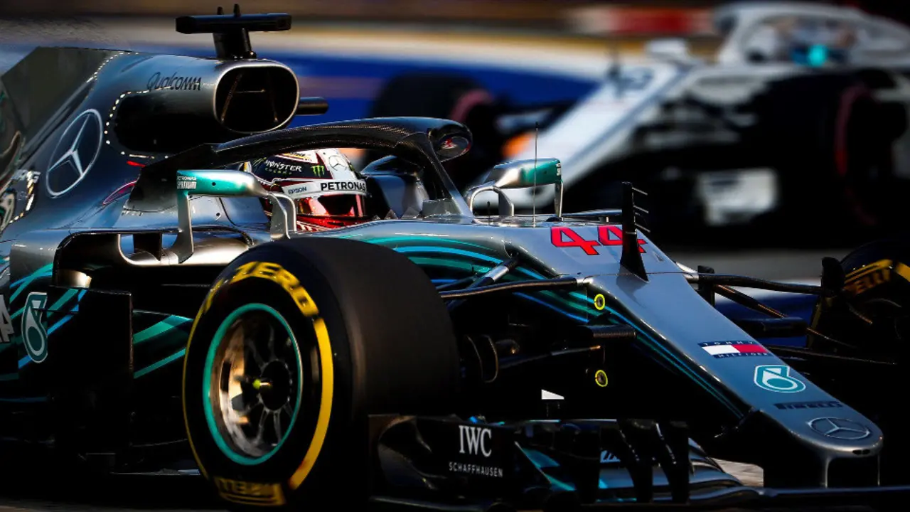Lewis Hamilton, en acción en el circuito de de Marina Bay, en Singapur. FRANCK ROBICHON (EFE)