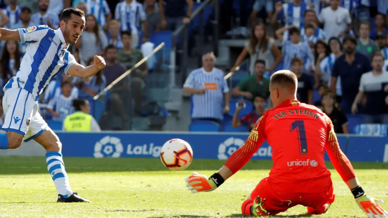 Juanmi se topa con Ter Stegen en un momento del partido. JAVIER ETXEZARRETA (EFE)