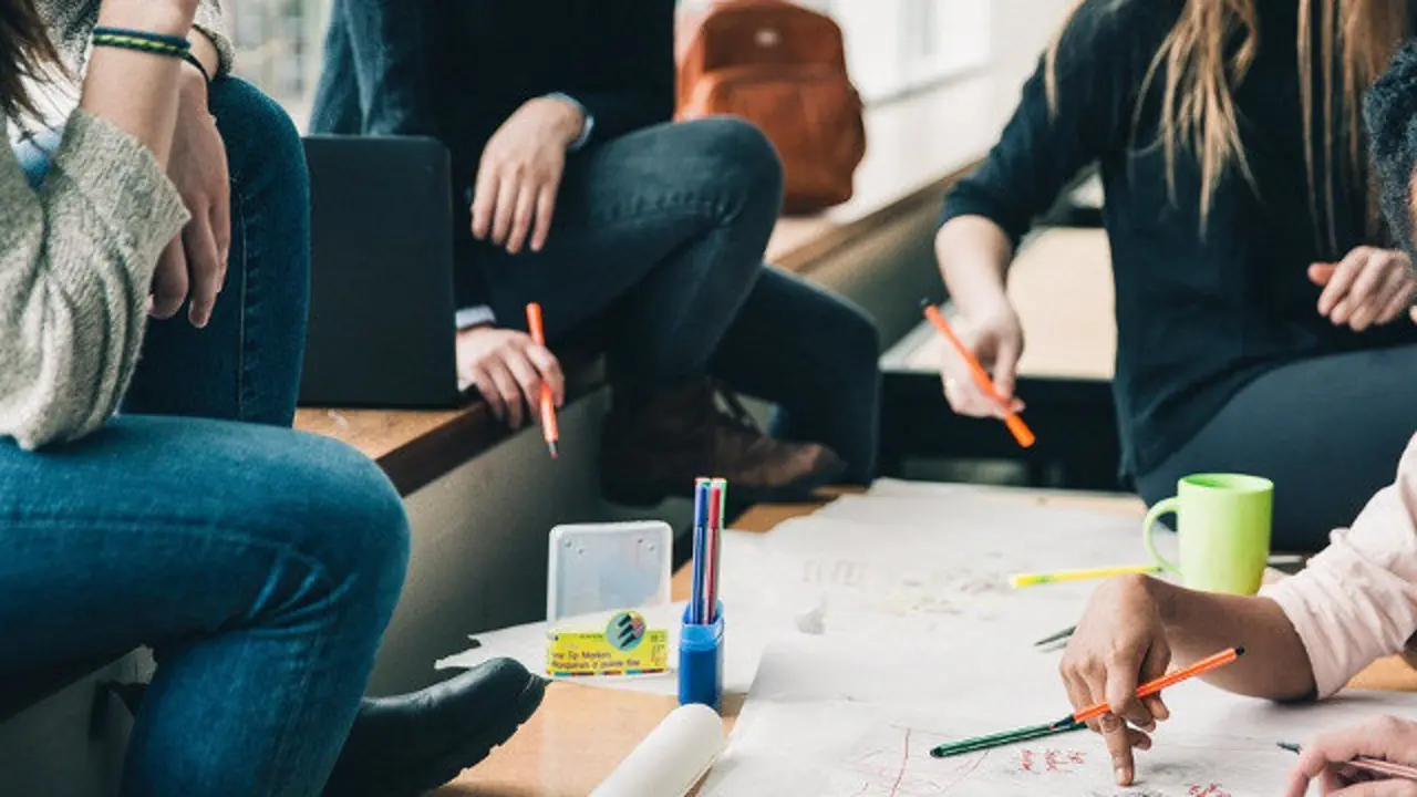 Jóvenes compartiendo ideas. INTERNET