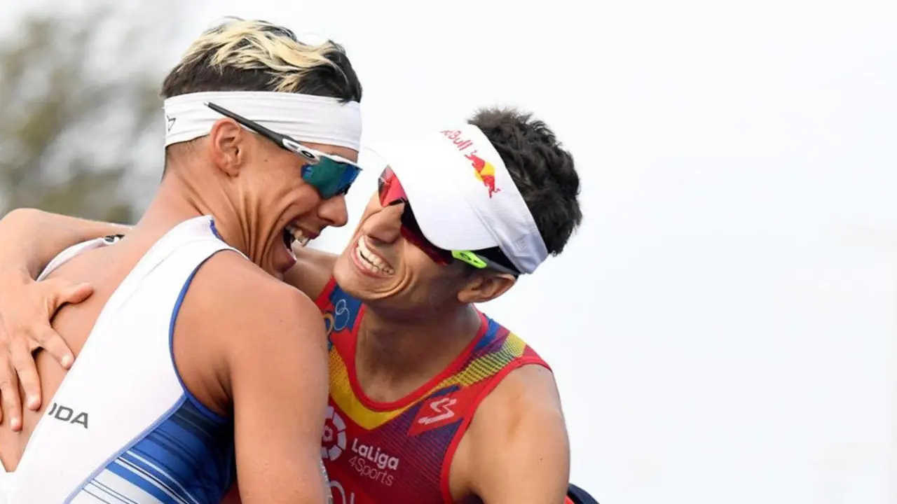 Mario Mola celebra el título junto a Vincent Luis, ganador de la última prueba. WORLD TRIATHLON