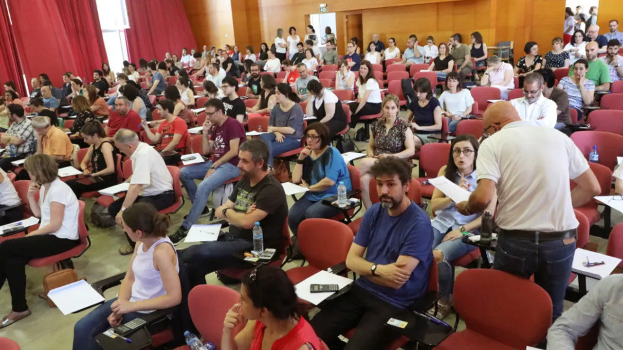 Opositores de educación realizando un examen. XOÁN REY (EFE)