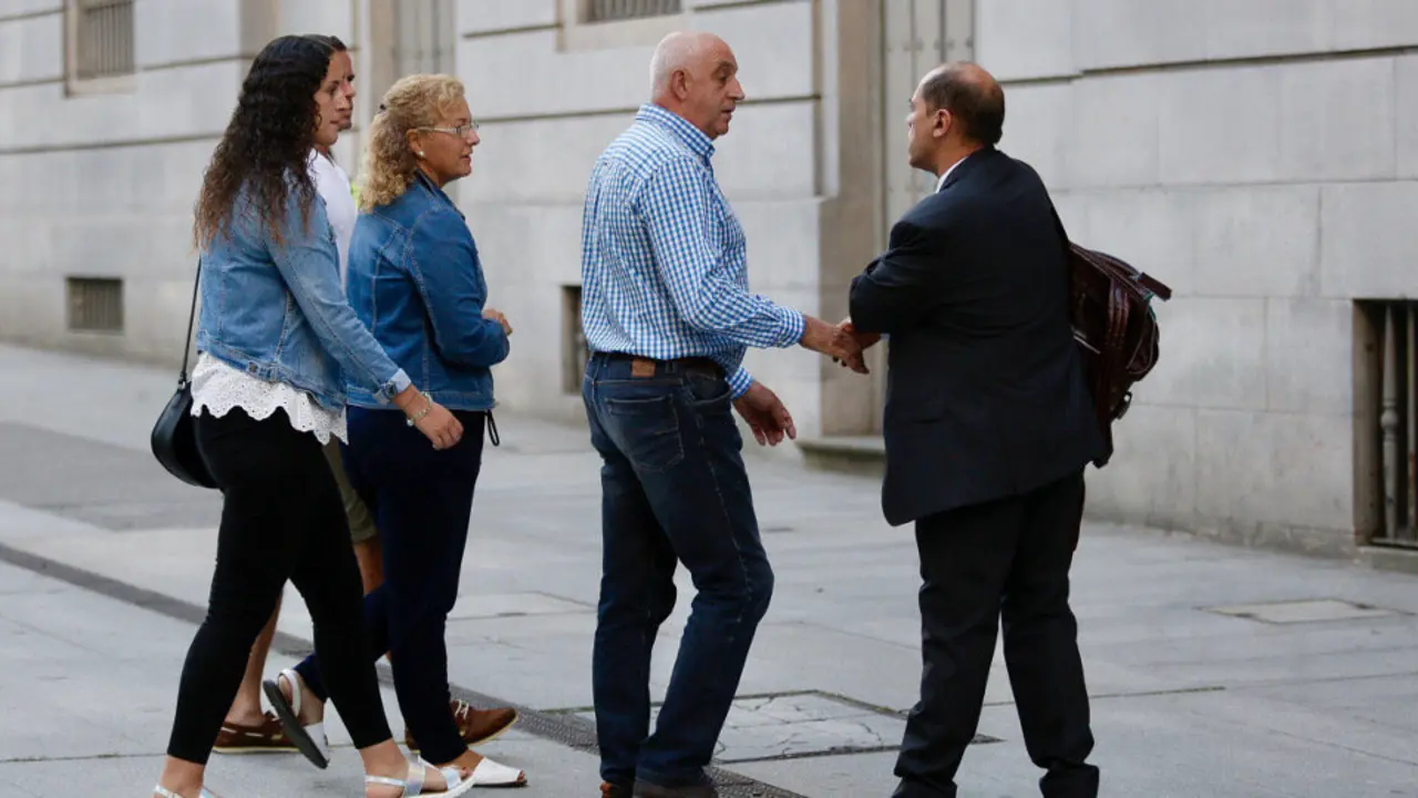 El acusado entra en la Audiencia de Pontevedra. GONZALO GARCÍA