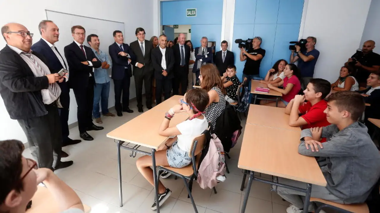 Feijóo y otras autoridades en el IES de Soutomaior.J. CERVERA