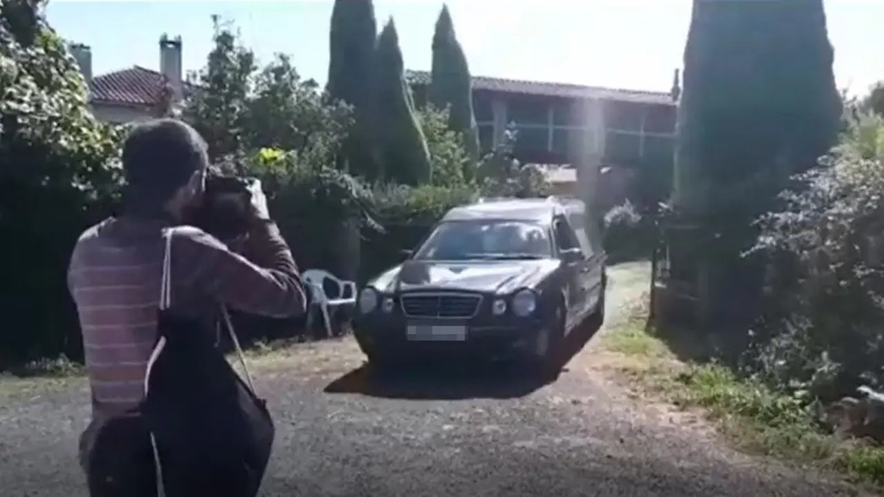 El coche fúnebre abandona la vivienda de Melide en la que estallaba la olla exprés XESÚS PONTE