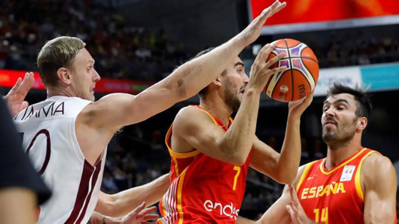 Pierre Oriola y Jaime Fernández, ante el escolta letón Janis Timma. JUANJO MARTÍN (EFE)
