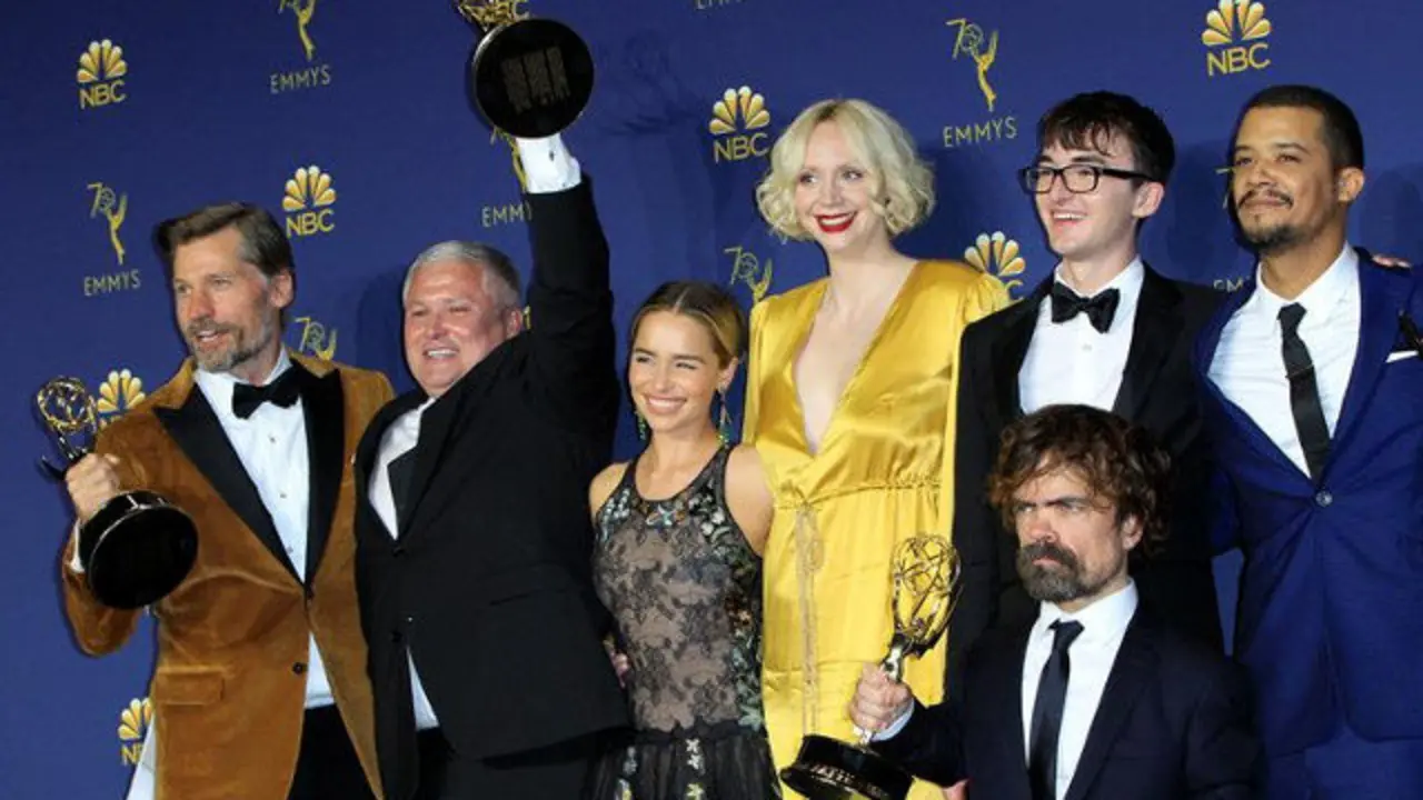 El elenco de Juego de Tronos posa con los premios. NINA PROMMER (EFE)