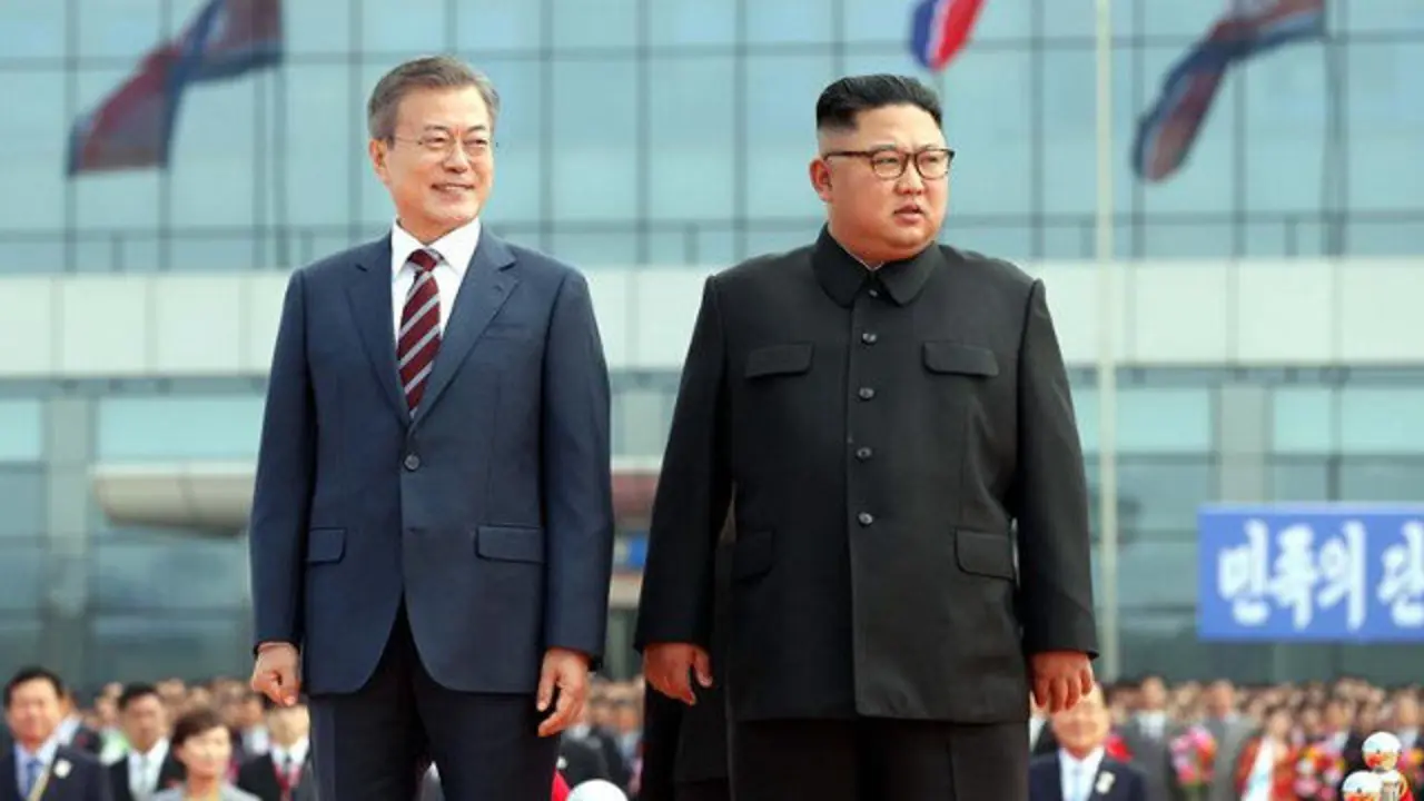 Moon Jae-in (izquierda) y Kim Jong-un, este martes en Pyongyang. PYOENGYANG PRESS CORPS