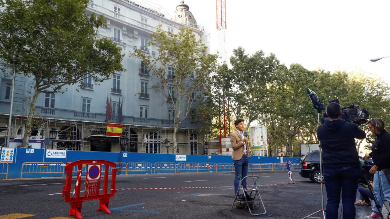Expectación mediática frente al hotel Ritz.EMILIO NARANJO (Efe)