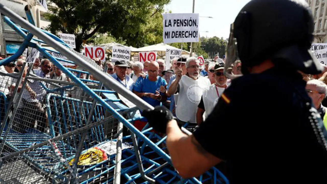 Tensión entre pensionistas y Policía a las puertas del Congreso. MARISCAL