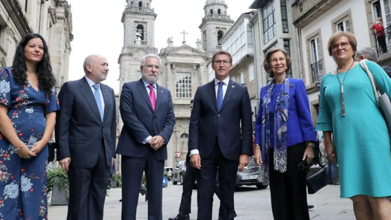 La reina Sofía, acompañada por Alberto Núñez Feijóo, María Rozas, Javier Losada, Miguel Ángel Santalices y Ángeles Heras, en la inauguración del VI Congreso de Investigación e Innovación en Enfermedades Neurodegenerativas. LAVANDEIRA JR (EFE)