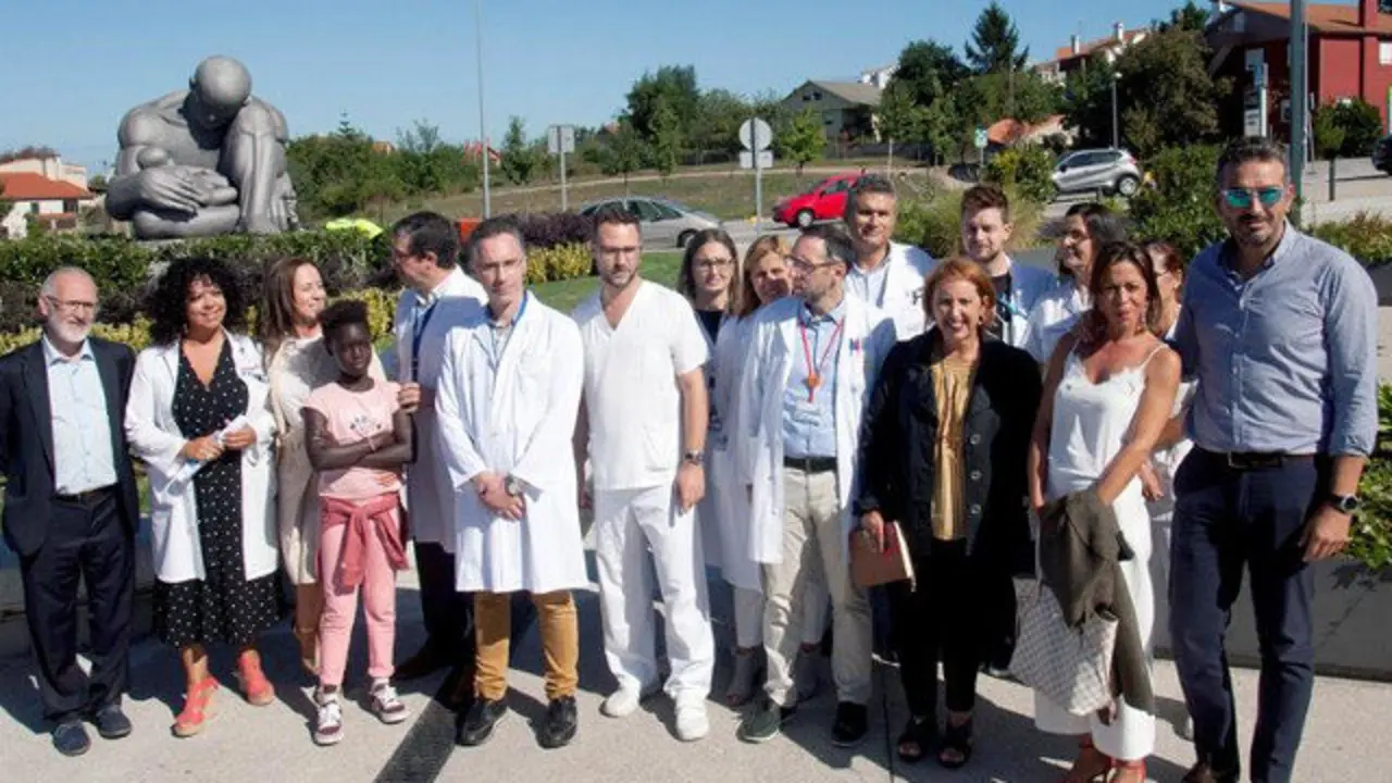 Foto de famila de los médicos, padres de acogida y miembros de la ONG Tierra de Hombres junto a Salla. SALVADOR SAS (EFE)