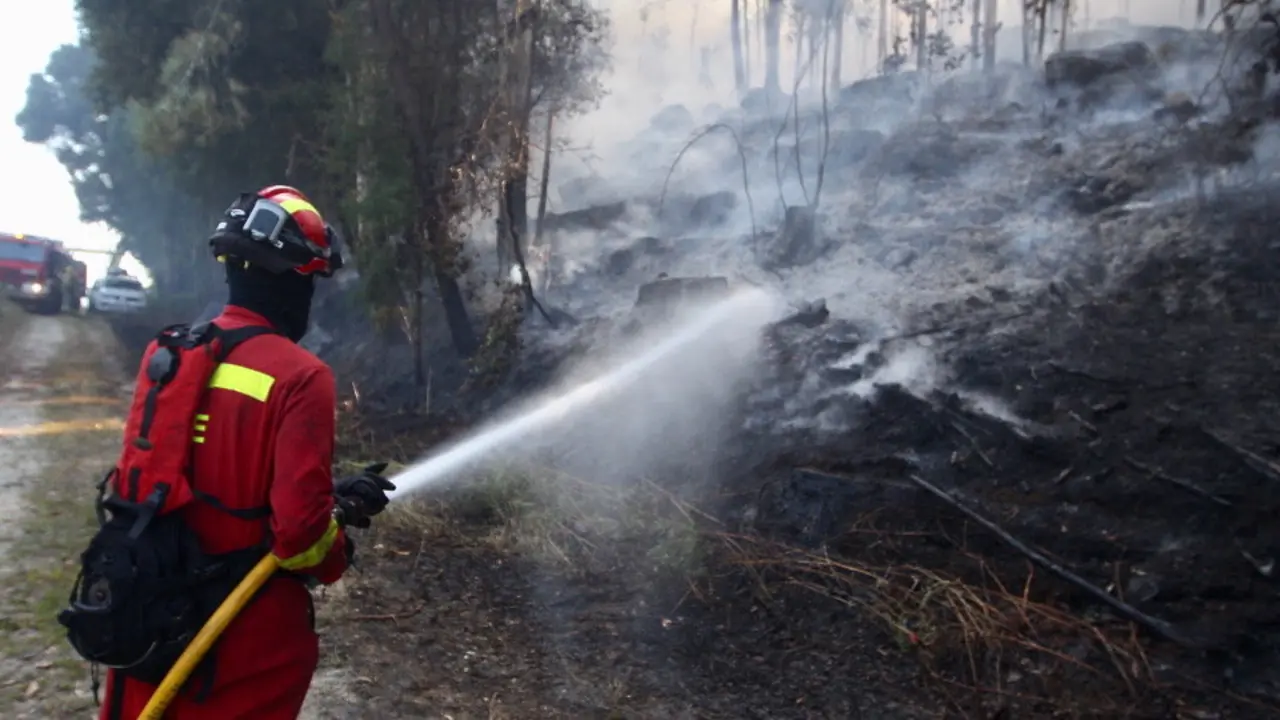Trabajos de extinción de un fuego. RAFA FARIÑA