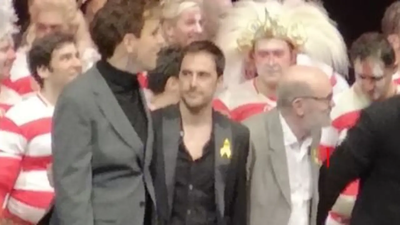 Los dos miembros del equipo de 'Faust' que salieron con lazos amarillos. TWITTER (@AmaliaBlanco)