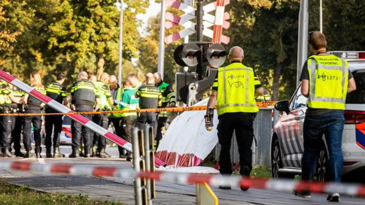 Efectivos de emergencias junto al paso a nivel en el que murieron cuatro niños arrollados por un tren.EFE