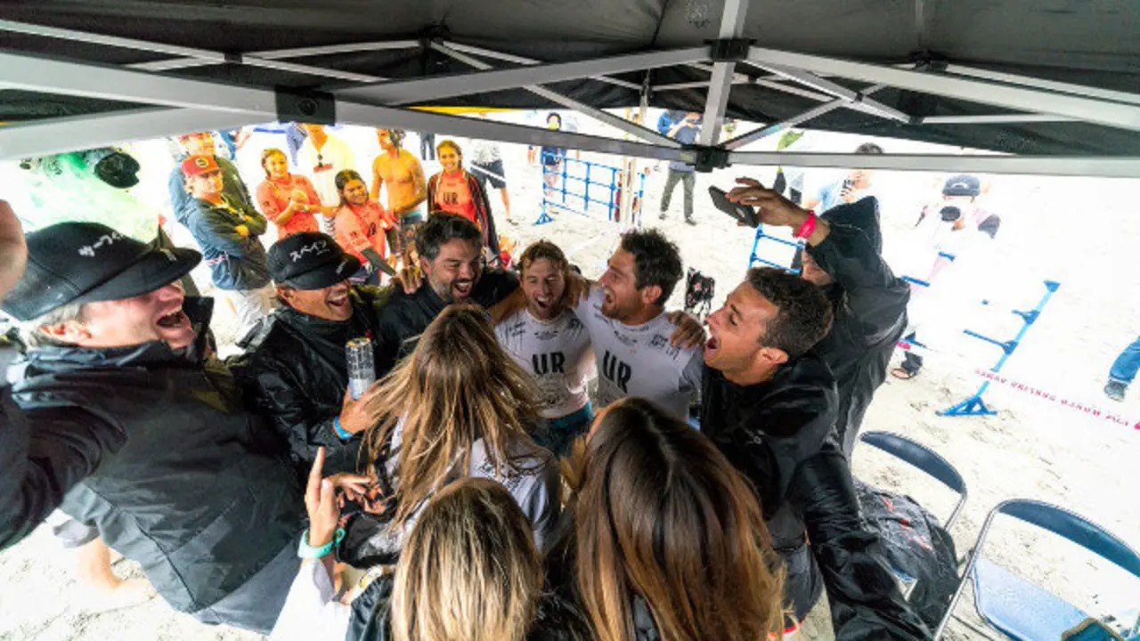 El equipo español de surf celebra el triunfo. TWITTER (@ISAsurfing)
