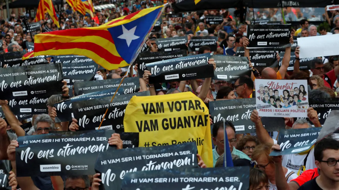 Manifestantes frente e la Consellería de Economía.ALEJANDRO GARCÍA (Efe)